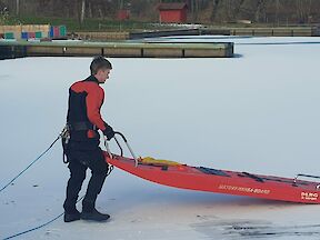 Artikelvorschaubild Eisrettungsübung am Klosterweiher